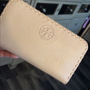 Gently used Tory wallet